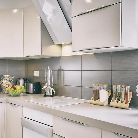 House Vedrana, Jadreski * Pula