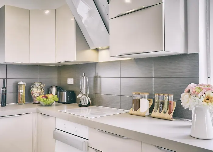 House Vedrana, Jadreski * פולה