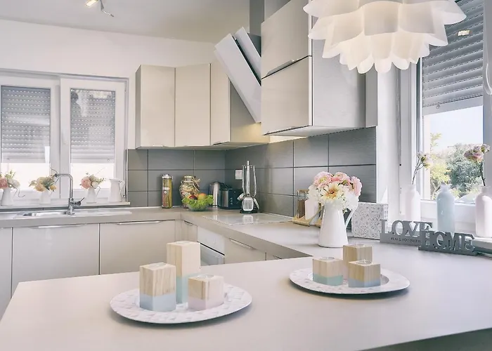 House Vedrana, Jadreski * פולה